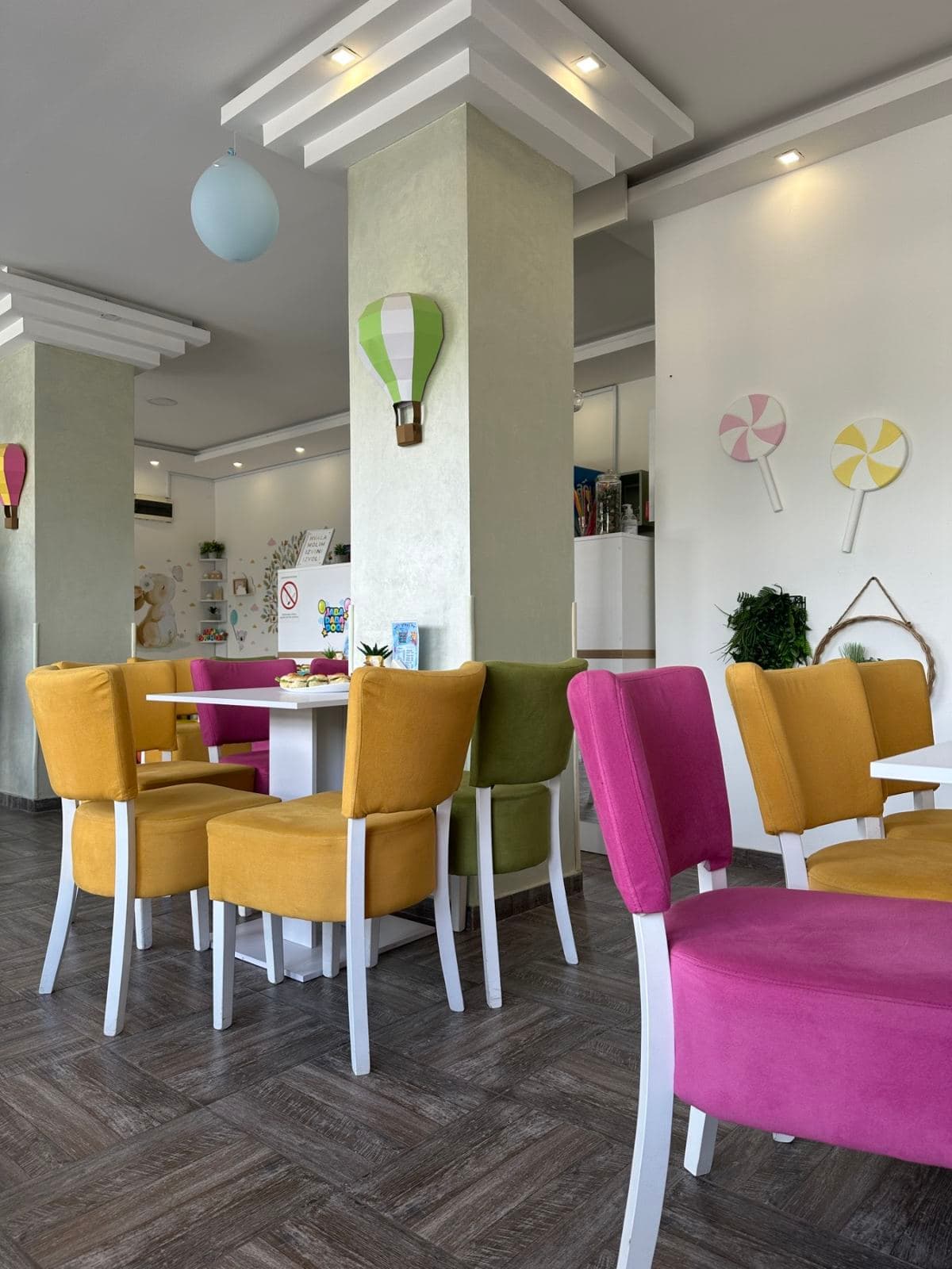 Rođendan za decu u Novom Sadu - prostor za roditelje u rođendaonici Jabadabadoo